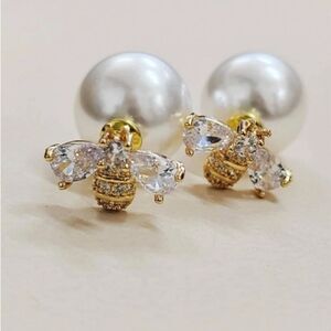 Bee stud earrings A659